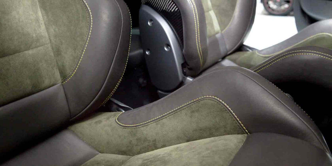 Комбинированная обивка сидений автомобиля кожей и алькантарой